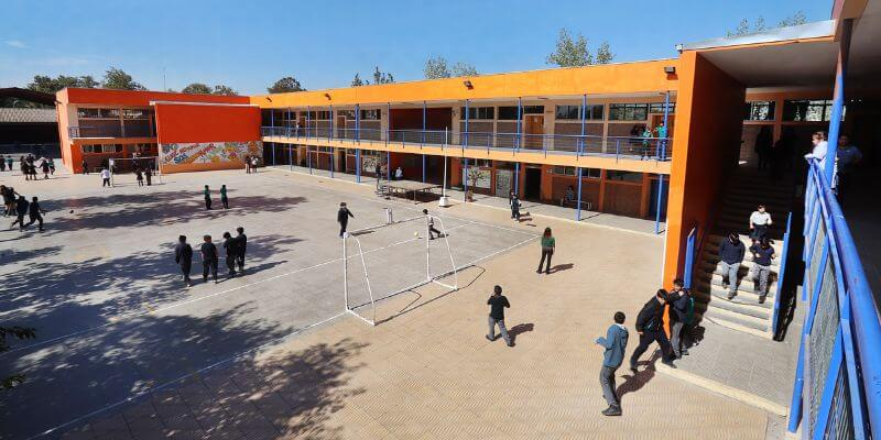 Patio escolar con estudiantes en un colegio