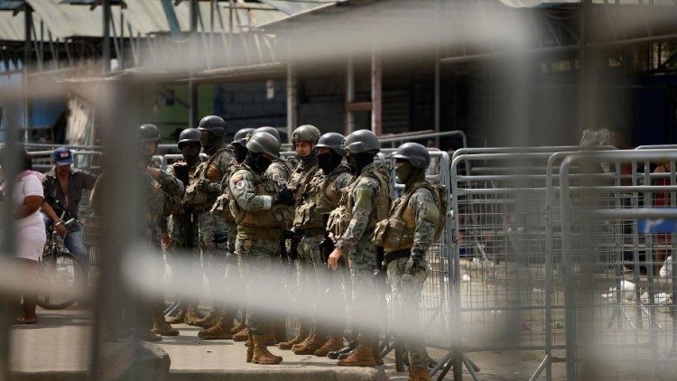 Personal táctico en operativo de seguridad en vía pública